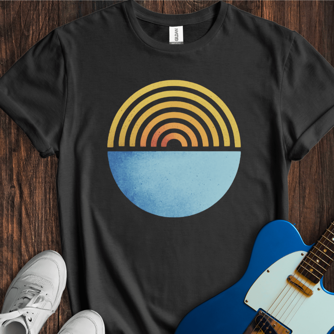Retro Sunset Horizon Graphic T-Shirt - Vintage Ocean Vibe
